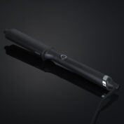Fer à boucler ghd curve classic wave wand pour des ondulations glamour et élégantes à la manière d’Hollywood.