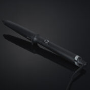 Boucleur GHD Creative Curl Wand pour des boucles souples et définies avec une température constante de 185°C.